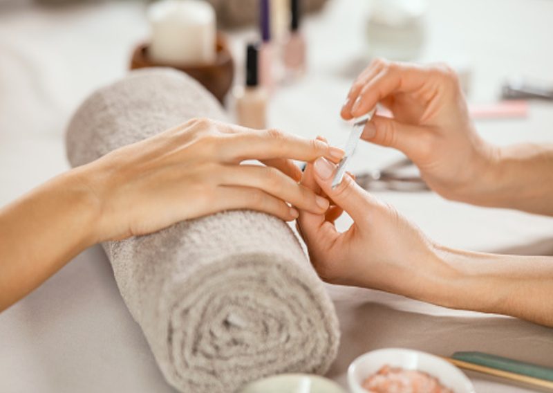 Astuces beauté : quels produits pour renforcer les ongles cassants ?