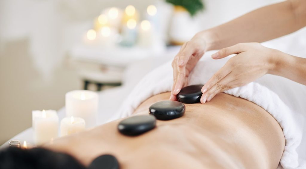 Le massage aux pierres chaudes : l’expérience de relaxation ultime