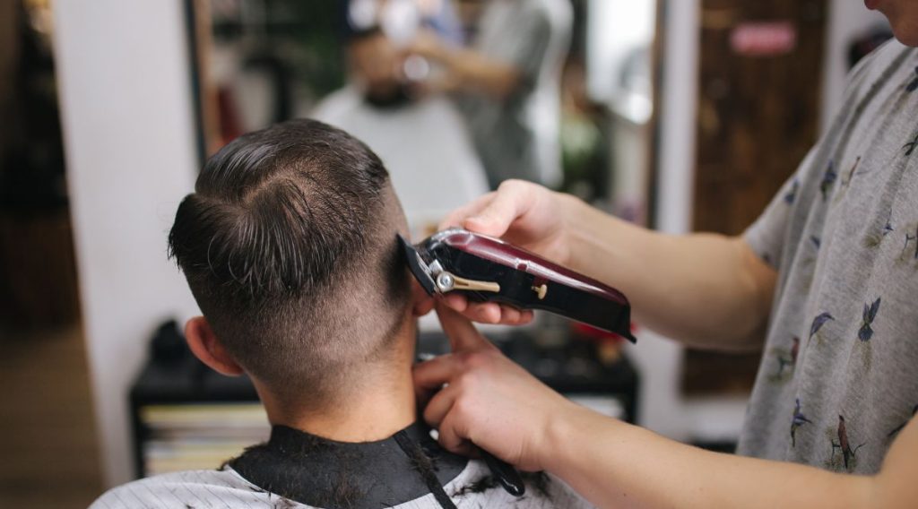 Tutoriel coiffure : réaliser un dégradé court en quelques étapes